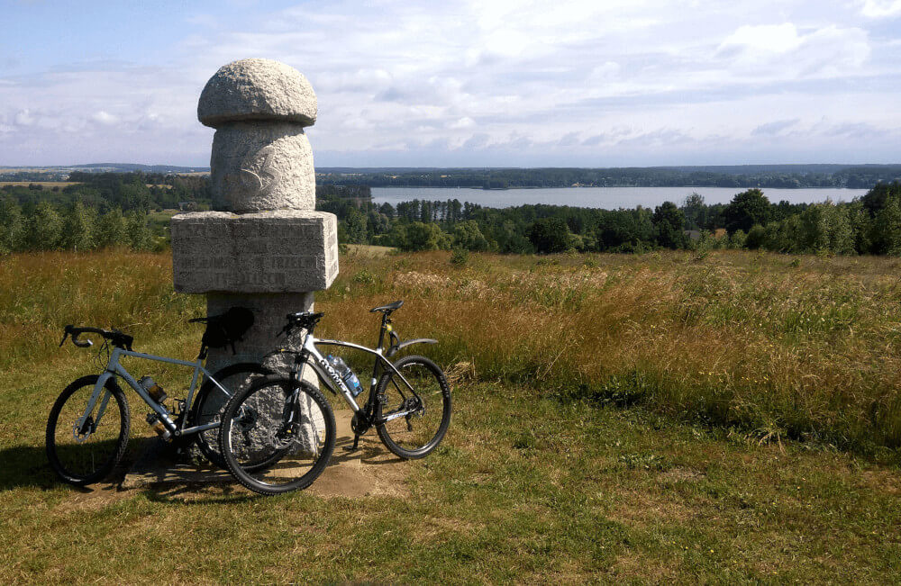Punkt widokowy w Łężeczkach - dwa rowery oparte o pomnik w kształcie grzybka.